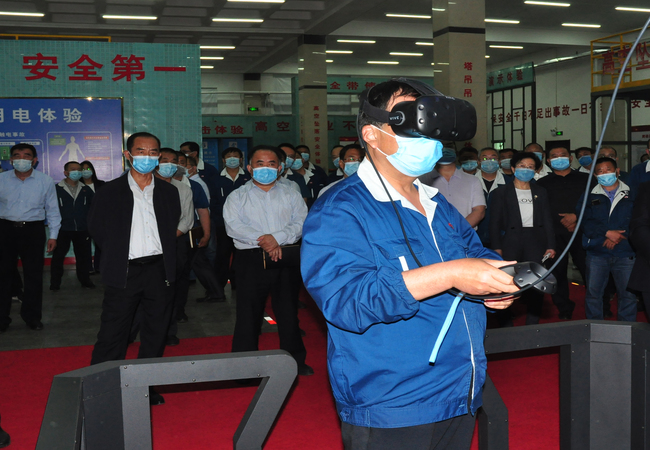 数百名公司先进员工在集数字、信息、电子、仿照于一体的智能安整个验馆进行仿照场景、变乱仿照亲自履历